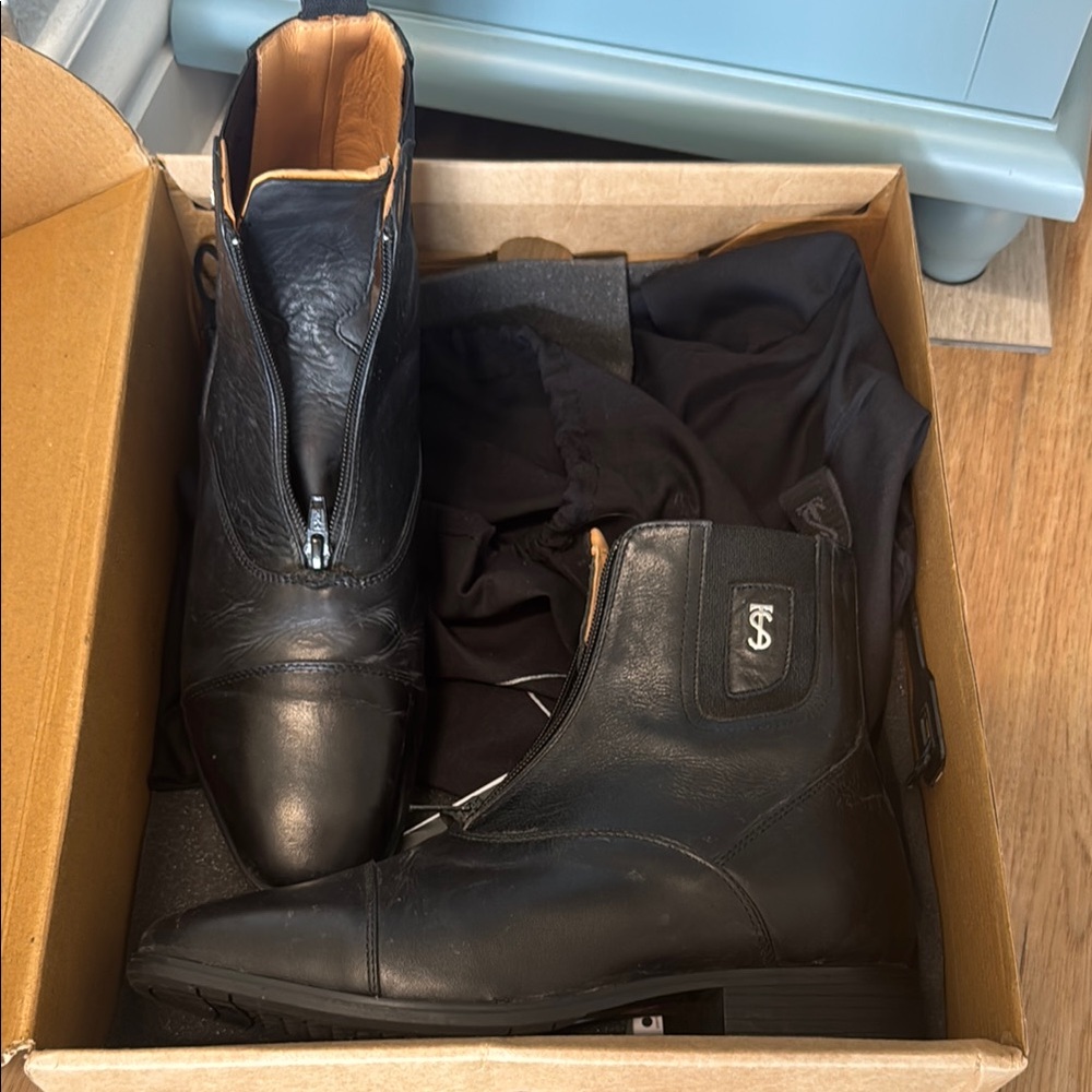 Women brand new not used dressage English riding boots and paddock boots